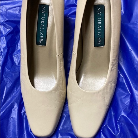 Naturalizer Cream 9W Heels with Textured Finish and Rounded Toe - Picture 1 of 11